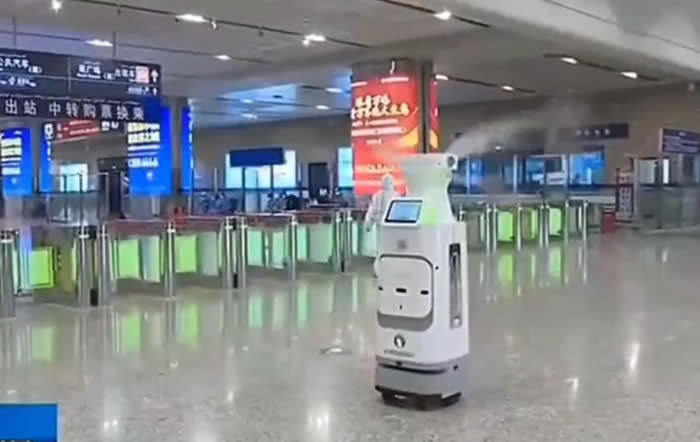 創(chuàng)澤消毒機(jī)器人機(jī)場消毒圖片